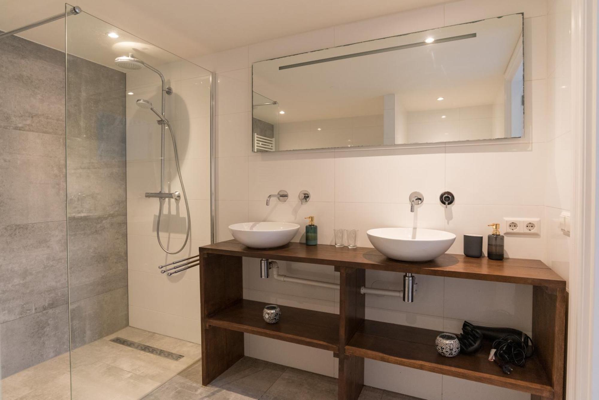 Deluxe Double Room Bath Smedestraat,1600588747:JPEG